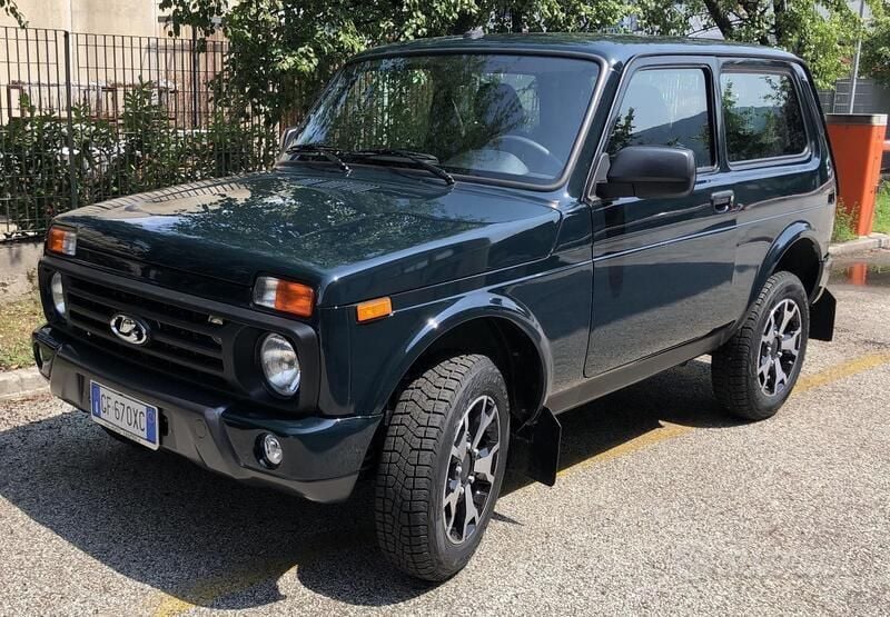 Usata Lada niva 75 CV (55 kW) 2021 Verde SUV