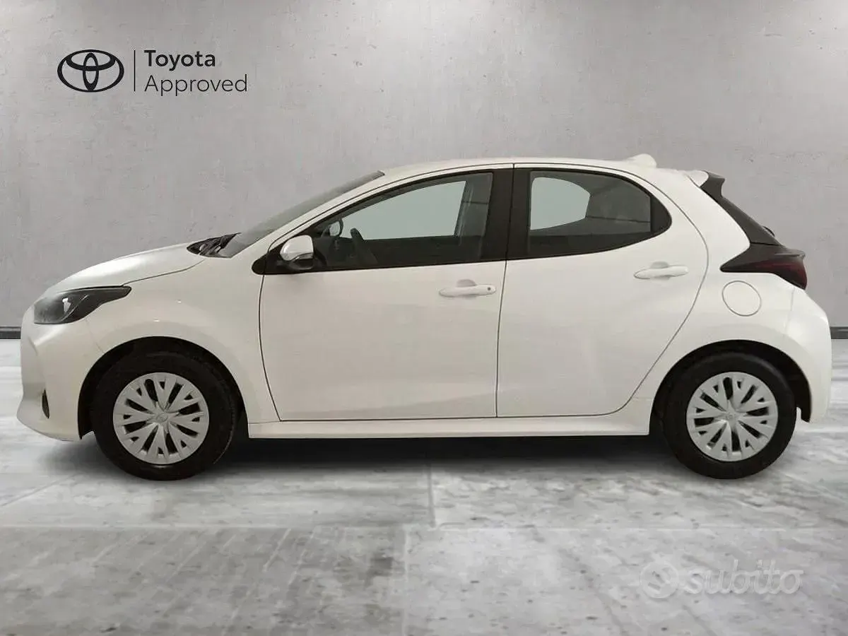 Usata Toyota Yaris Hybrid Active 92 CV (67 kW) 2025 Bianco Berlina