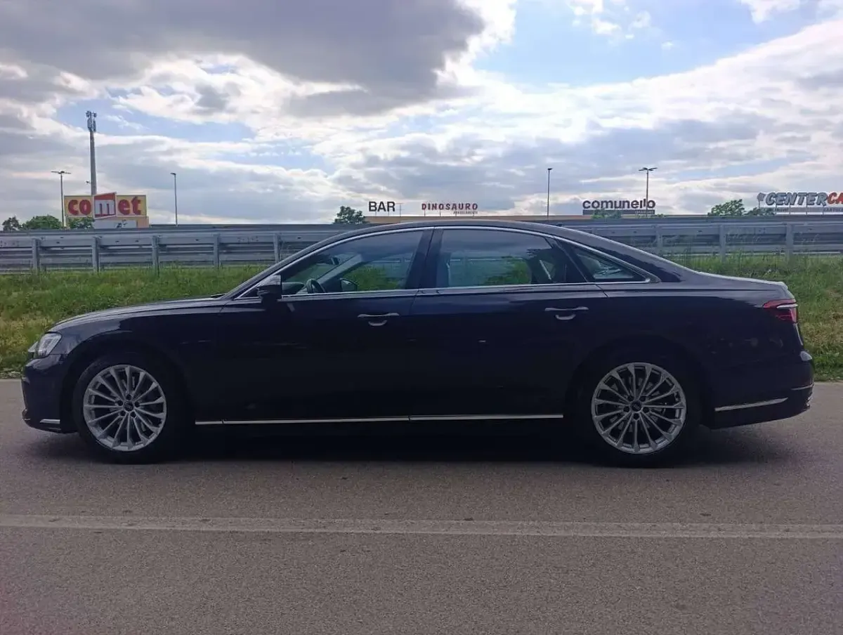 Usata Audi A8 Ambiente 286 CV (210 kW) 2022 Blu/azzurro Berlina