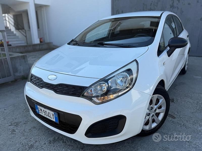 Usata Kia Rio 75 CV (55 kW) 2012 Grigio Berlina