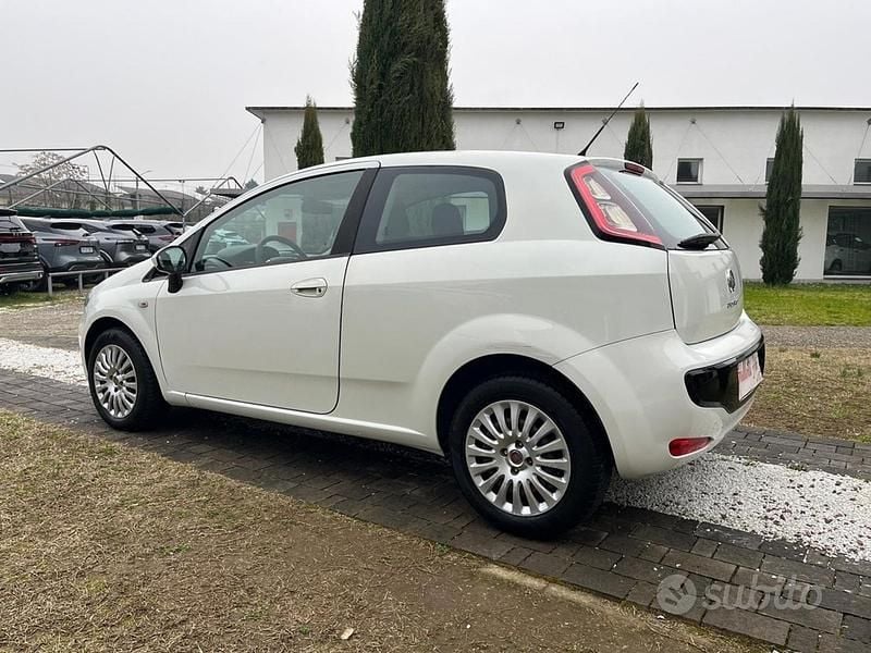 Usata Fiat Punto Dynamic 69 CV (50 kW) 2011 Bianco Utilitaria