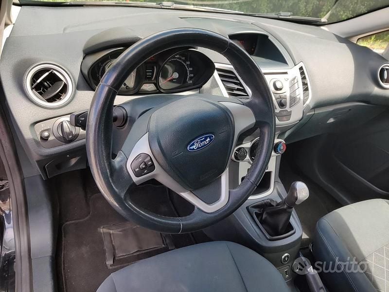 Usata Ford Fiesta 97 CV (71 kW) 2012 Nero Utilitaria