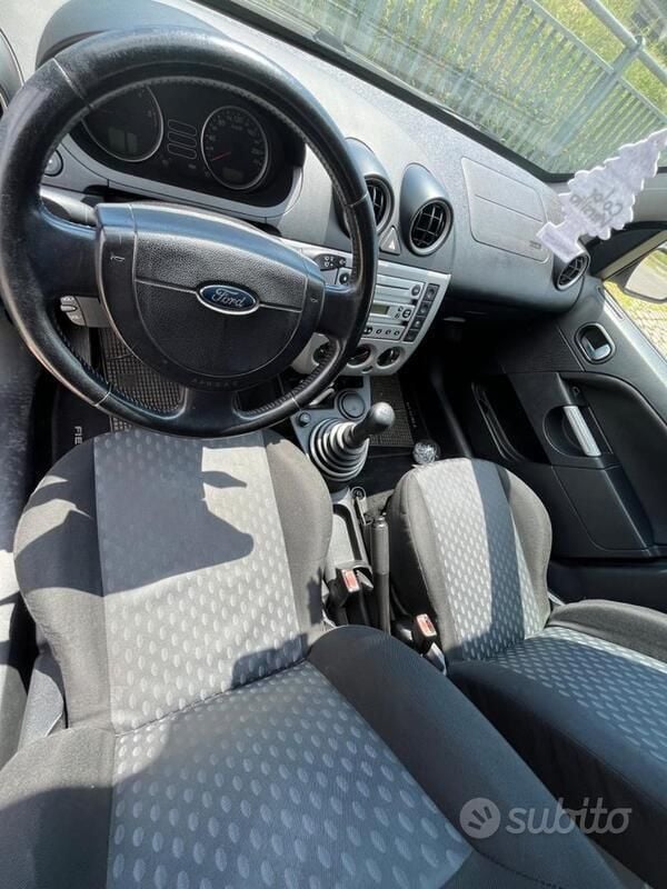 Usata Ford Fiesta 68 CV (50 kW) 2005 Nero Utilitaria