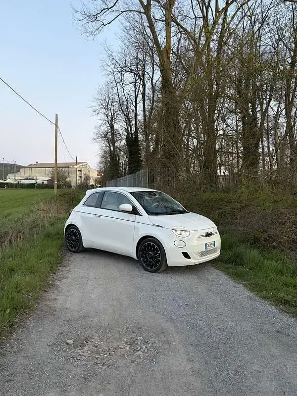 Usata Fiat 500e La Prima 86 kW (118 CV) 2023 Utilitaria