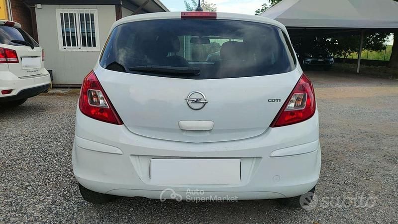 Usata Opel Corsa Cosmo 95 CV (69 kW) 2011 Bianco / pastello Berlina