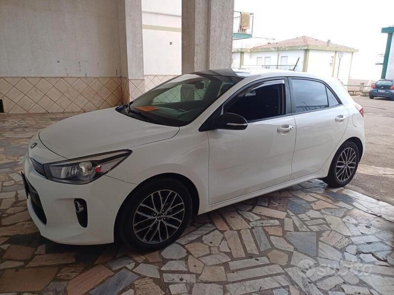 Bianco Usata 2016 Kia Rio Tre volumi | 9000 € - Immagine 1/4