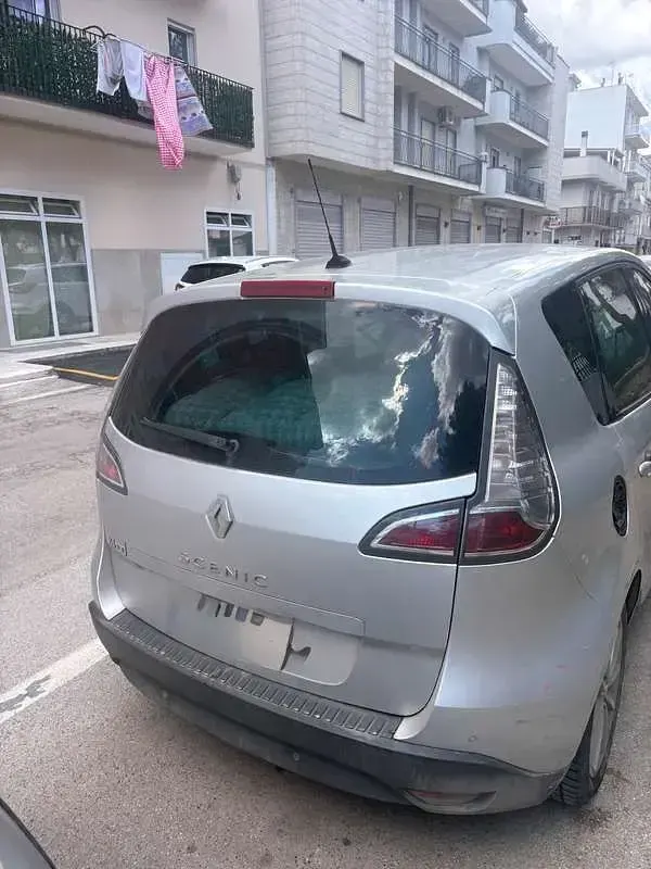 Usata Renault Scénic III 106 CV (77 kW) 2012 Argento Monovolume