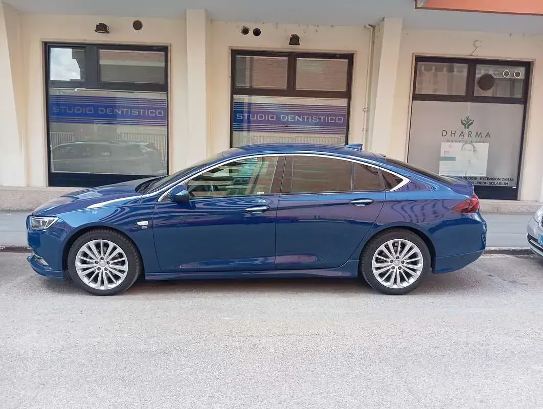 Usata Opel Insignia Innovation 166 CV (122 kW) 2018 Bluazzurro Berlina