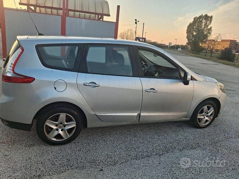 Usata Renault Grand Scénic III 110 CV (80 kW) 2013 Grigio Monovolume