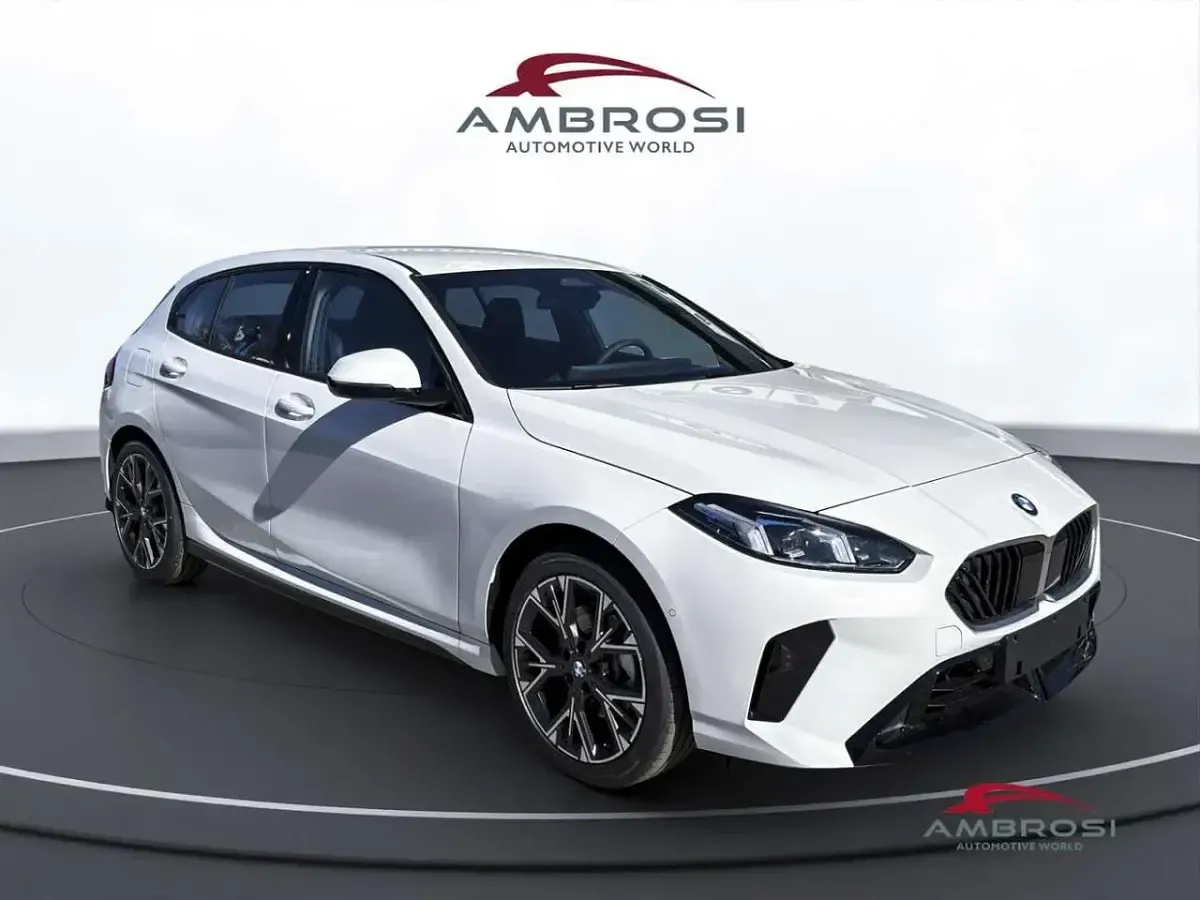 Nuova BMW 118 M Sport 150 CV (110 kW) 2026 Alpin white pastello Utilitaria