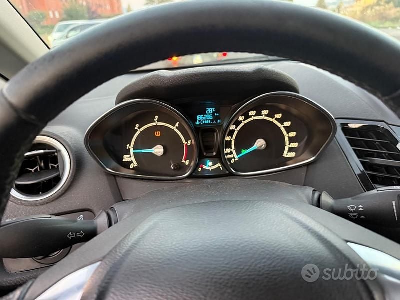 Usata Ford Fiesta Titanium 75 CV (55 kW) 2015 Blu/azzurro Utilitaria