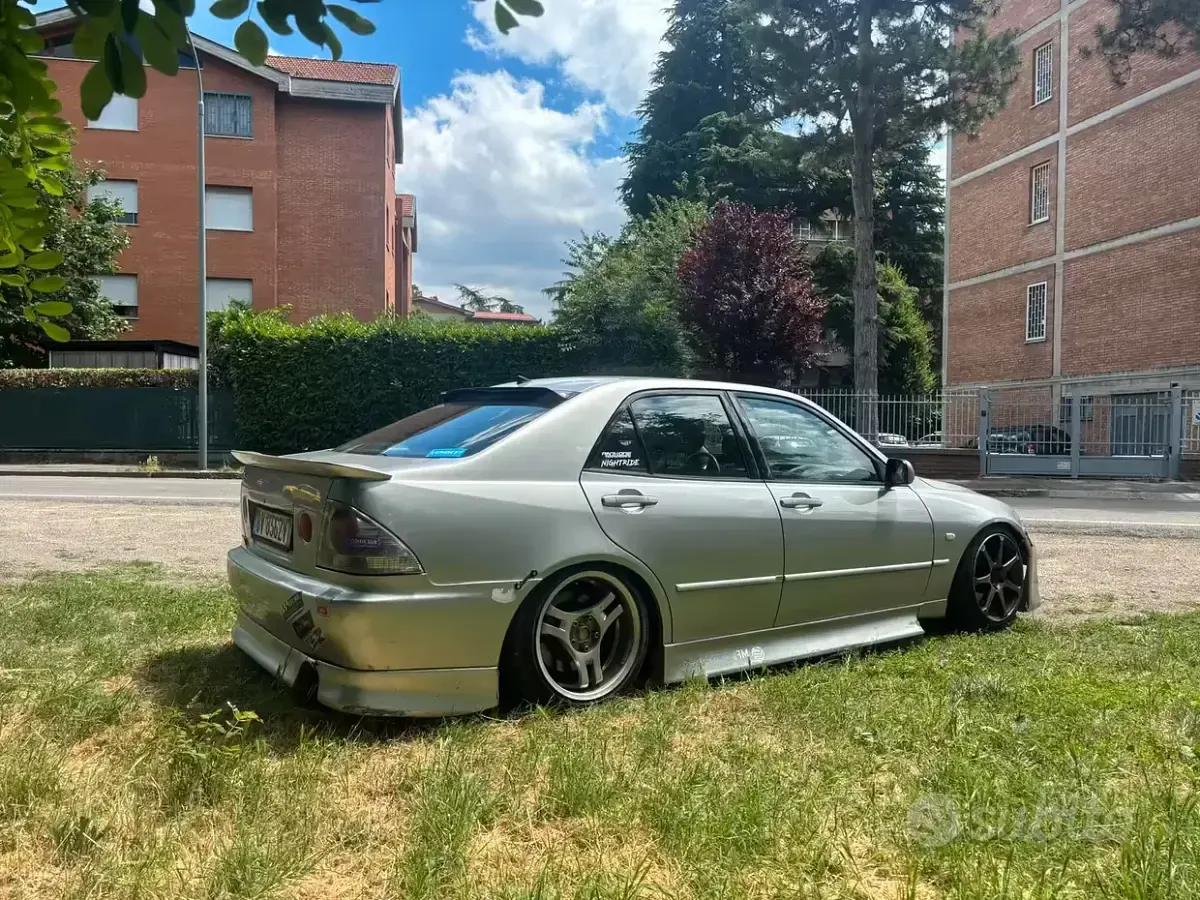 Usata Lexus IS200 155 CV (114 kW) 2001 Grigio Berlina