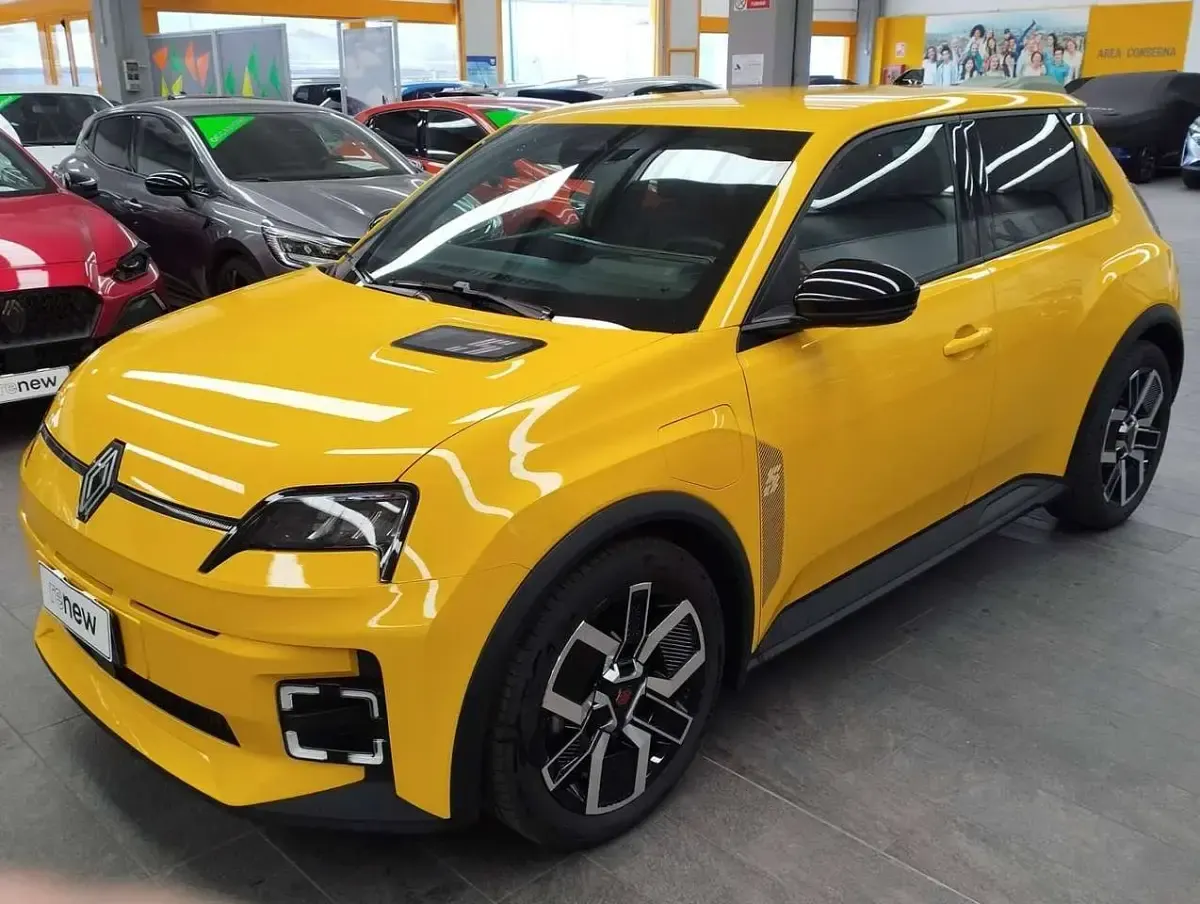 Usata Renault 5 E-Tech Komfort 77 kW (106 CV) 2025 Giallo pop! metallizzato Berlina