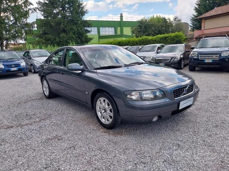 Grigio Usata 2004 Volvo S60 Momentum Tre volumi | 4800 € (Buon prezzo) - Immagine 1/2