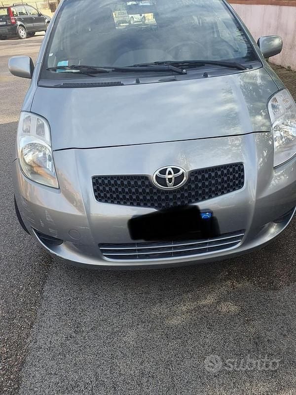 Grigio Usata 2006 Toyota Yaris Tre volumi | 2480 € (Buon prezzo) - Immagine 1/4