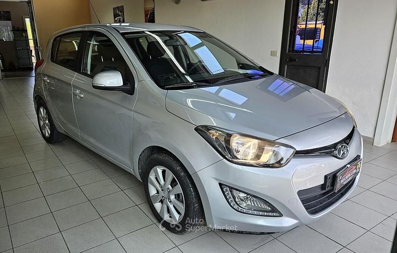 Usata Hyundai i20 Edition 86 CV (63 kW) 2013 Argento Berlina