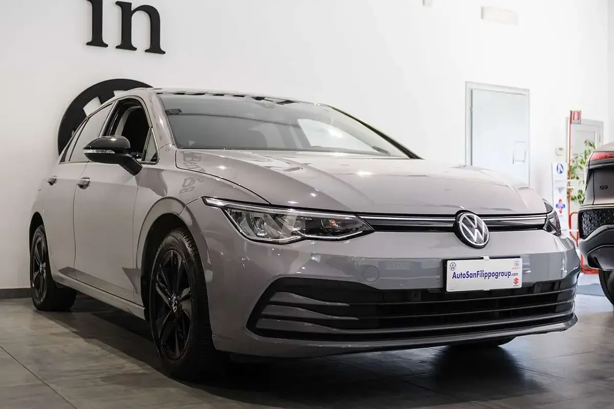 Usata VW Golf VIII Life 116 CV (85 kW) 2024 Moonstone grey Berlina
