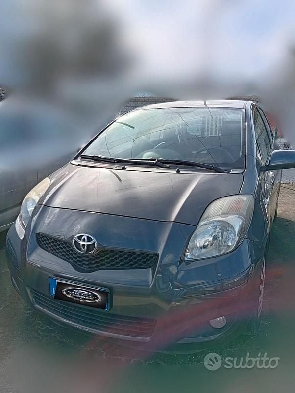 Usata Toyota Yaris Sol 90 CV (66 kW) 2010 Grigio Utilitaria