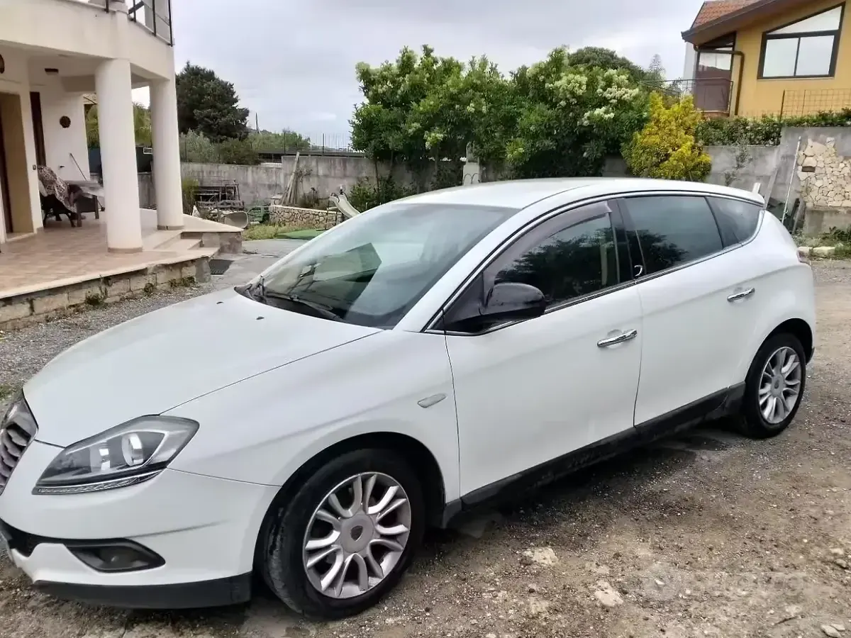 Usata Lancia Delta 120 CV (88 kW) 2012 Bianco Utilitaria