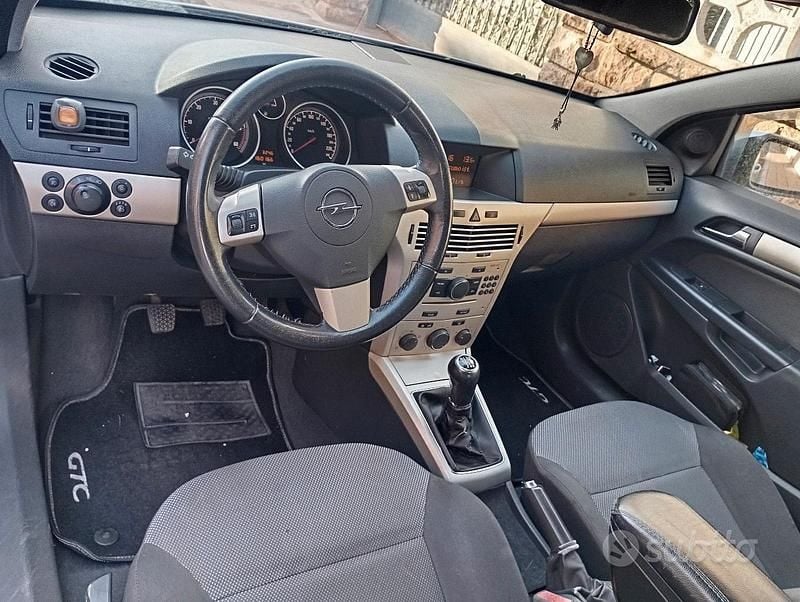 Usata Opel Astra GTC 110 CV (80 kW) 2010 Coupé