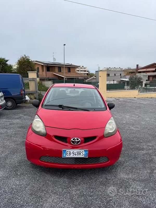 Usata Toyota Aygo 68 CV (50 kW) 2011 Rosso Utilitaria