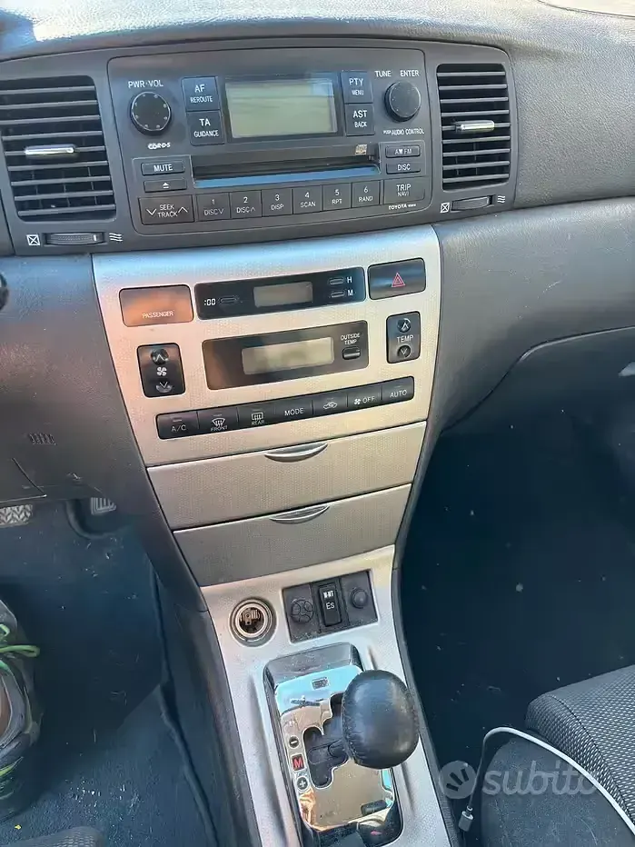 Usata Toyota Corolla 90 CV (66 kW) 2006 Grigio Utilitaria