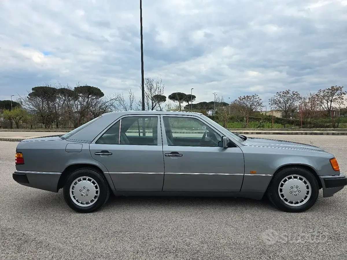 Usata Mercedes E300 220 CV (161 kW) 1990 Grigio Berlina