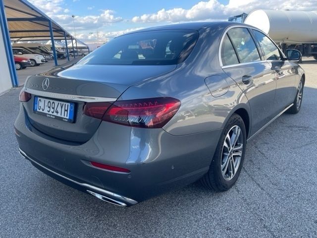 Usata Mercedes E200 Business 160 CV (117 kW) 2022 Argento selenite Berlina