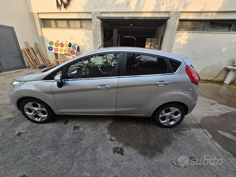 Usata Ford Fiesta 90 CV (66 kW) 2012 Grigio Berlina