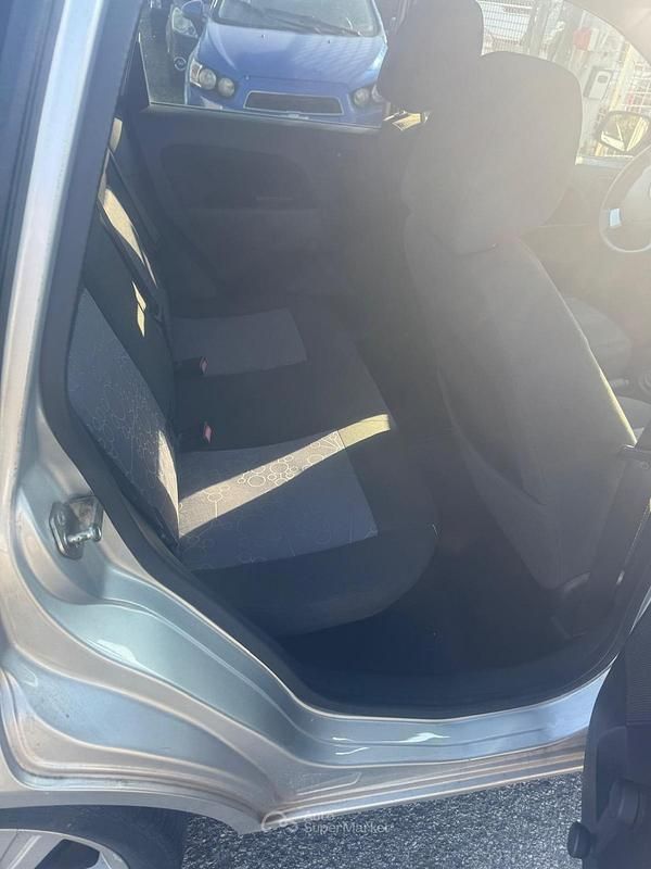 Usata Ford Fiesta Ghia 75 CV (55 kW) 2008 Argento Utilitaria