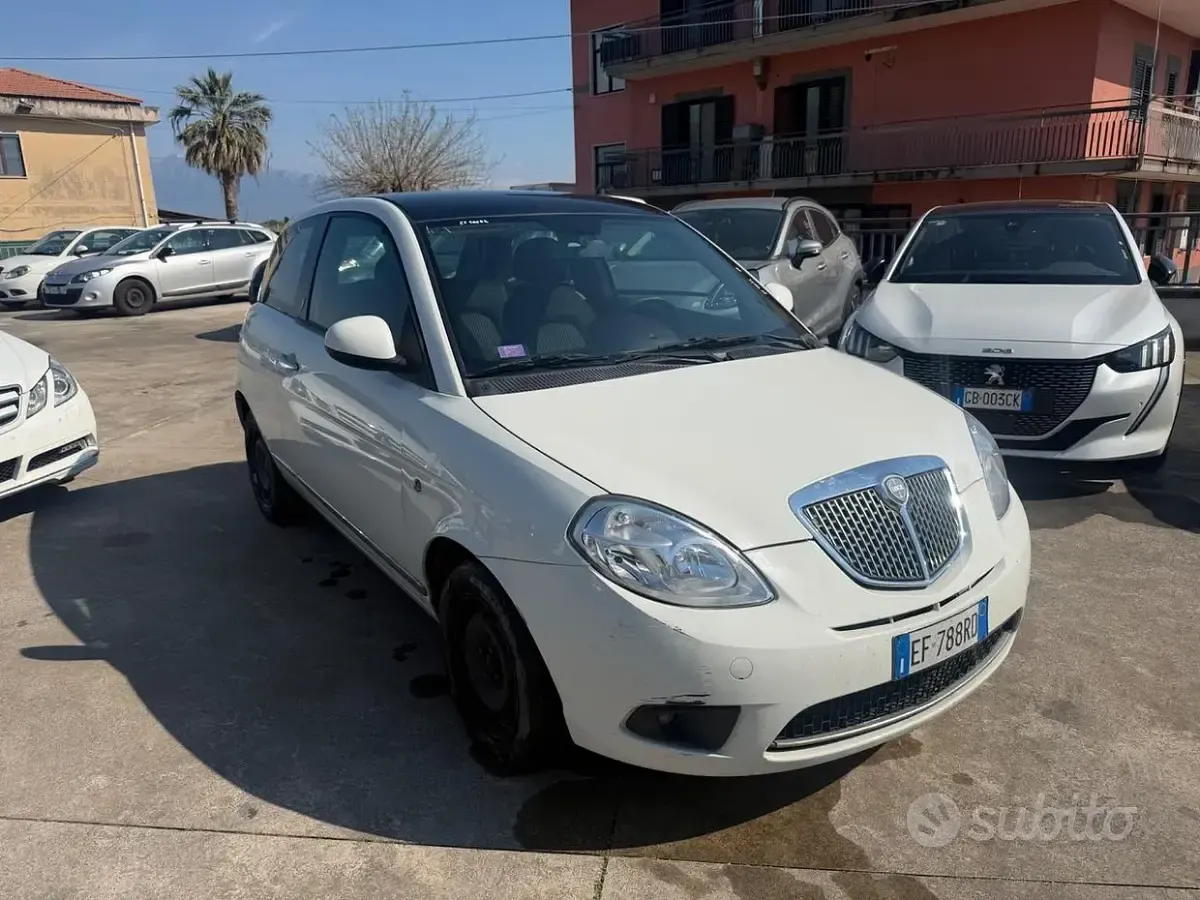 Usata Lancia Ypsilon 75 CV (55 kW) 2011 Grigio Utilitaria