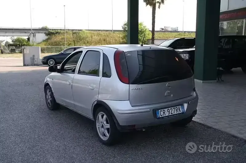 Usata Opel Corsa Club 75 CV (55 kW) 2005 Grigio Utilitaria