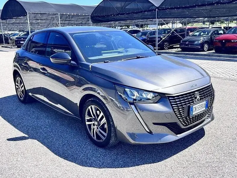 Usata Peugeot 208 Allure 101 CV (74 kW) 2023 Grigio Utilitaria