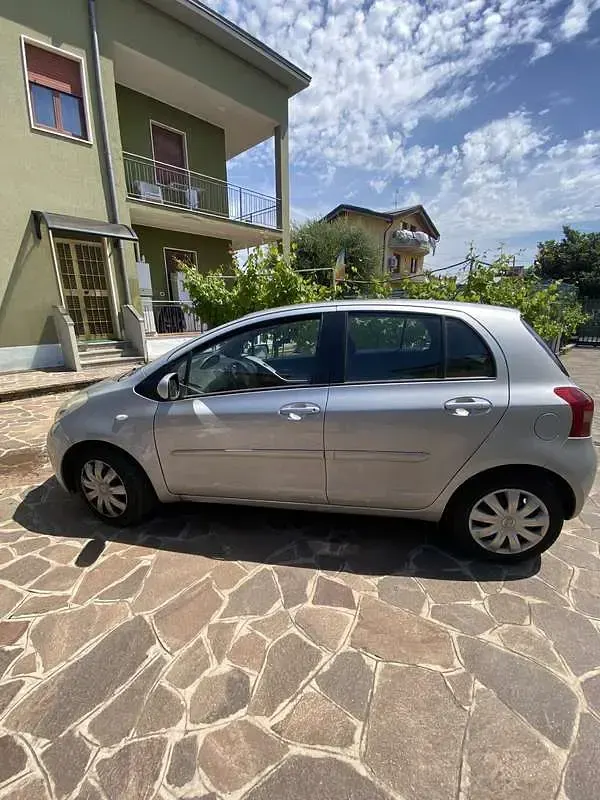 Usata Toyota Yaris Sol 87 CV (63 kW) 2008 Grigio Utilitaria