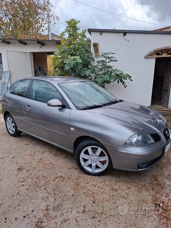 Grigio Usata 2005 Seat Ibiza Stylance Tre volumi | 2000 € (Buon prezzo) - Immagine 1/4