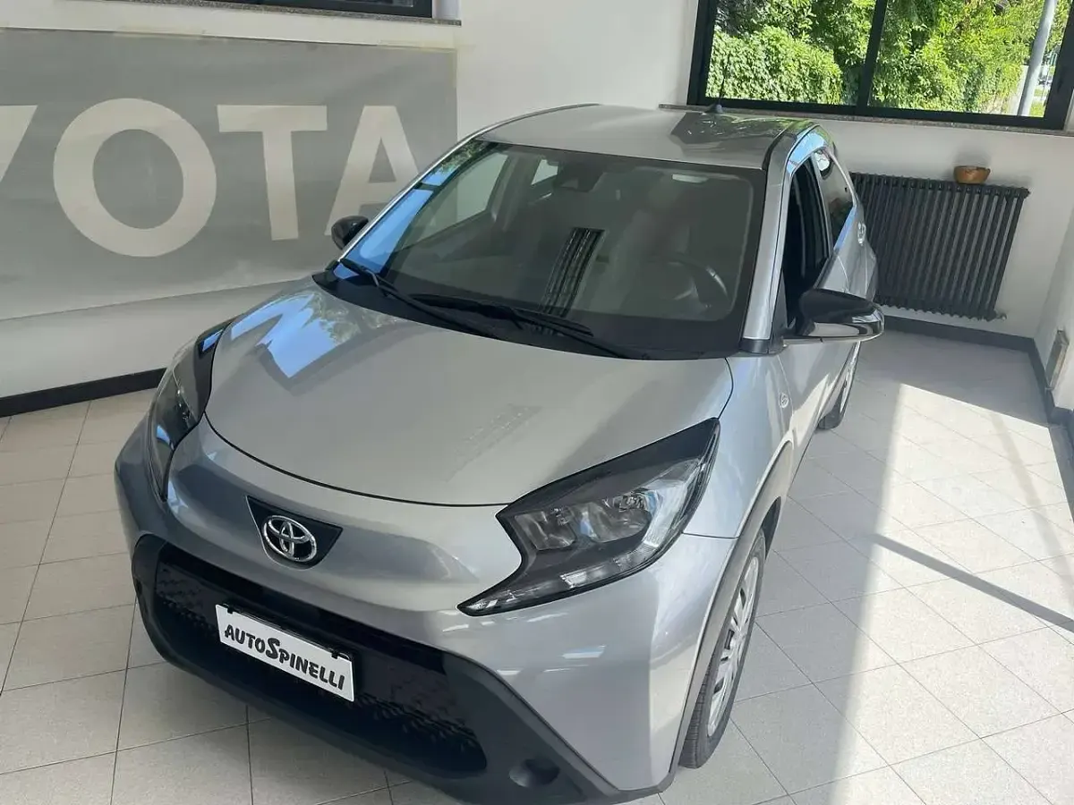 Usata Toyota Aygo X Active 72 CV (52 kW) 2022 Argento SUV