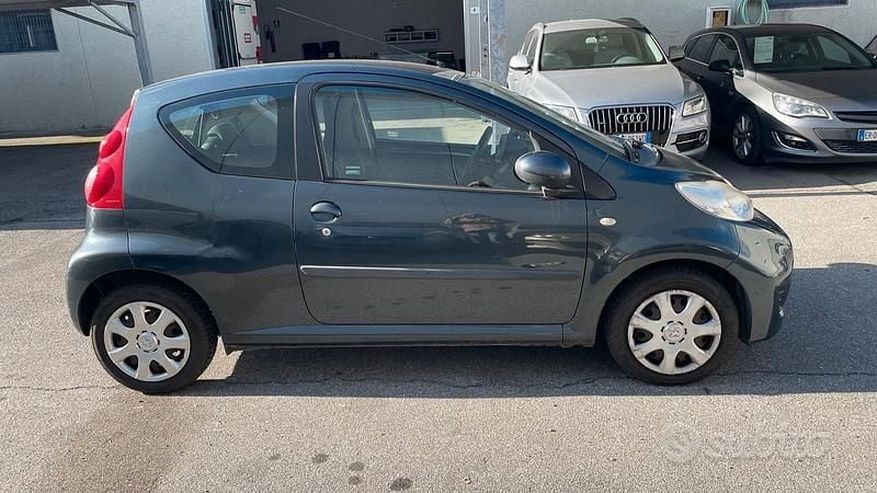 Usata Peugeot 107 68 CV (50 kW) 2009 Grigio Utilitaria