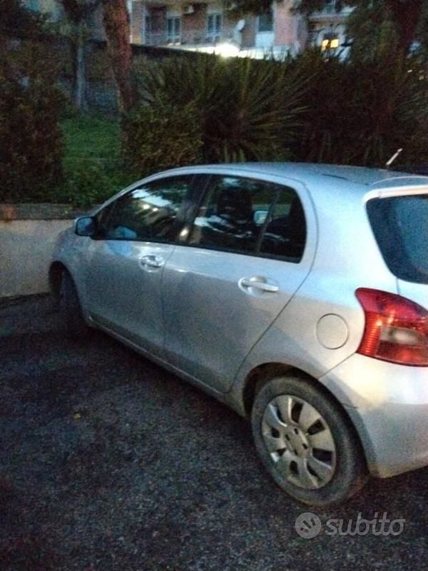 Usata Toyota Yaris 100 CV (73 kW) 2013 Grigio Utilitaria