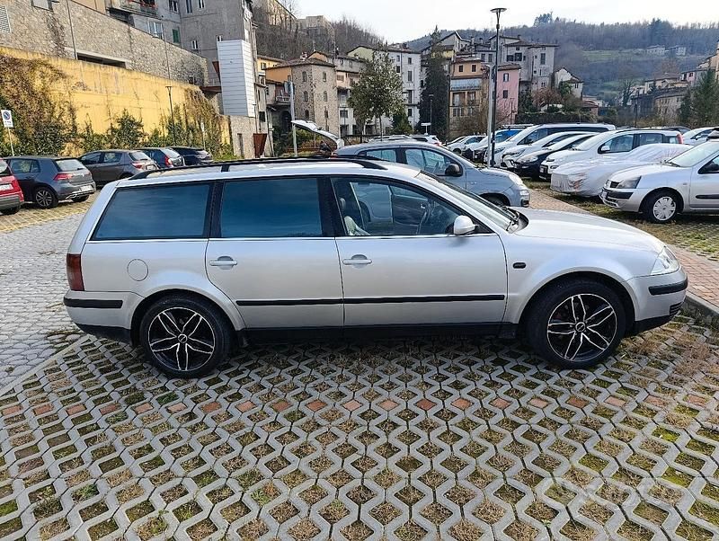 Usata VW Passat 110 CV (80 kW) 2003 Grigio Station wagon