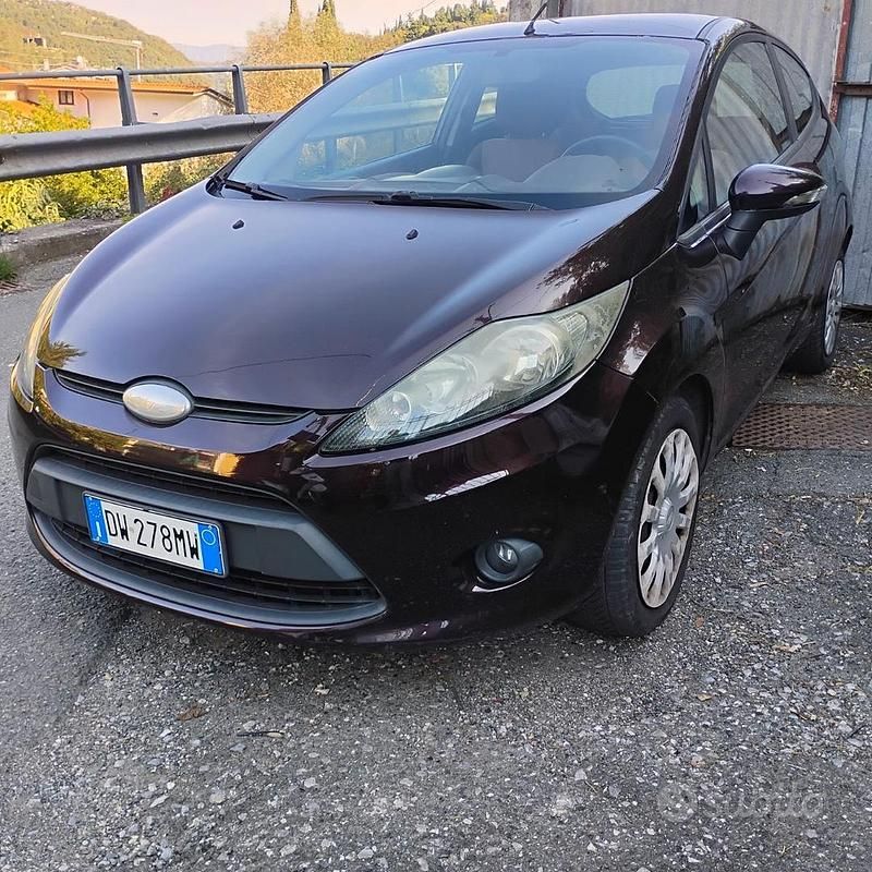Usata Ford Fiesta 96 CV (70 kW) 2010 Rosso Utilitaria