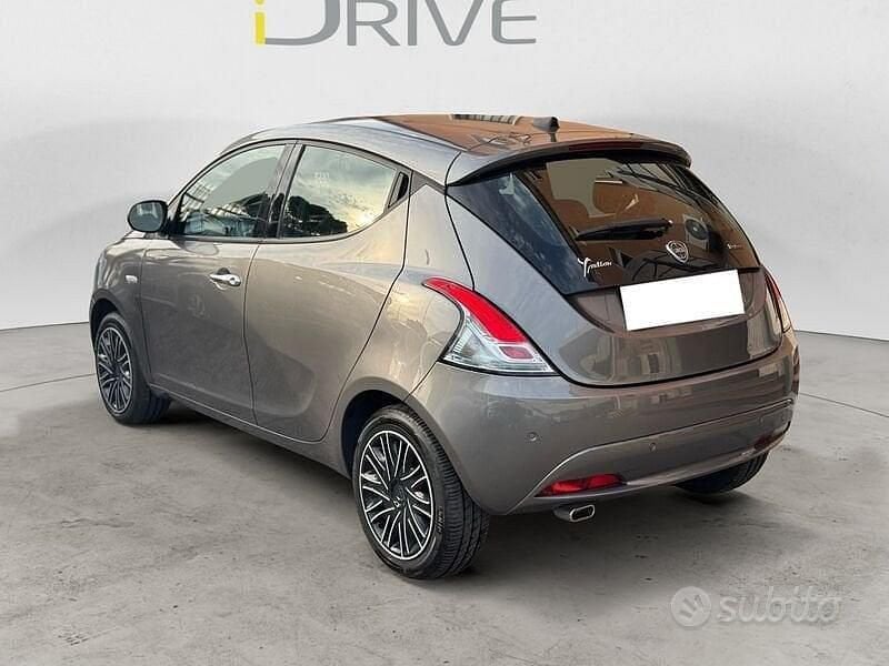 Usata Lancia Ypsilon Gold 69 CV (50 kW) 2023 Grigio Utilitaria
