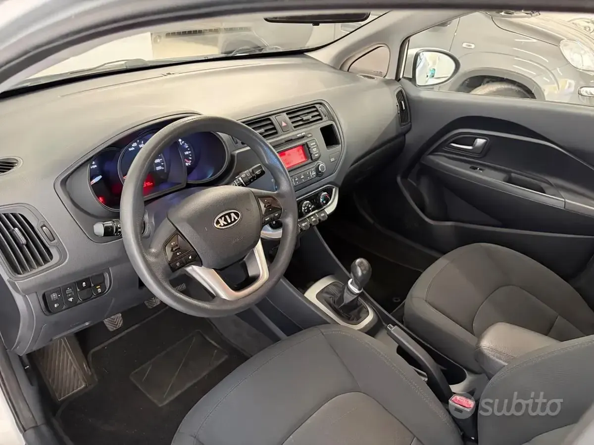 Usata Kia Rio EX 75 CV (55 kW) 2012 Grigio Berlina