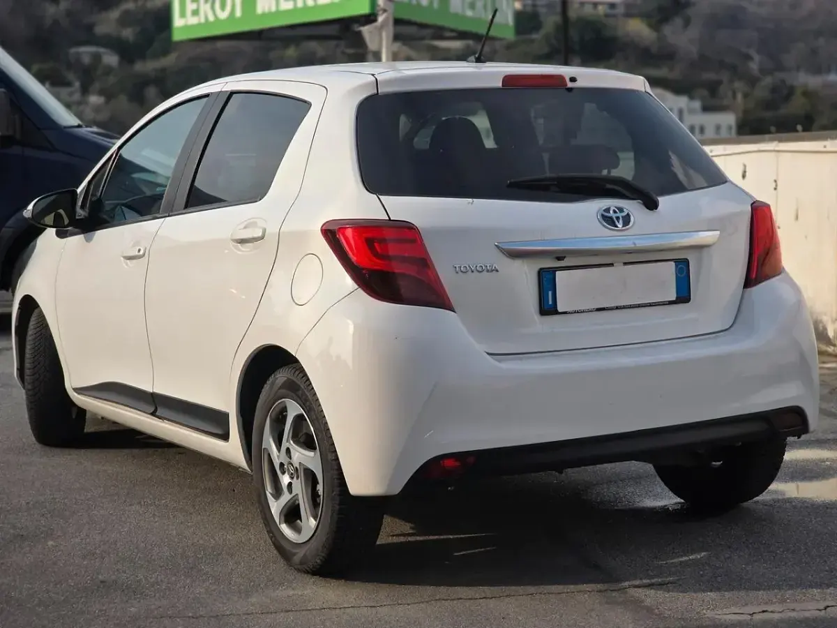 Usata Toyota Yaris Hybrid Style 73 CV (53 kW) 2015 Bianco Berlina