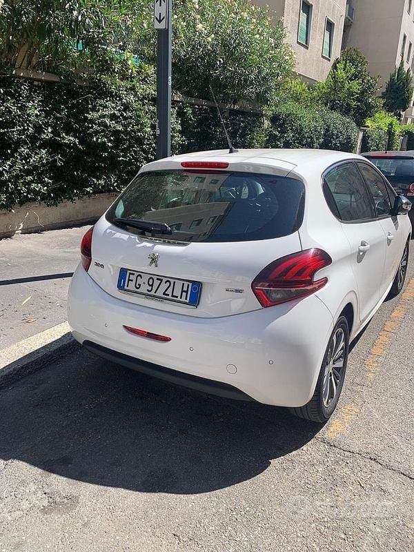 Usata Peugeot 208 Allure 75 CV (55 kW) 2016 Bianco Utilitaria