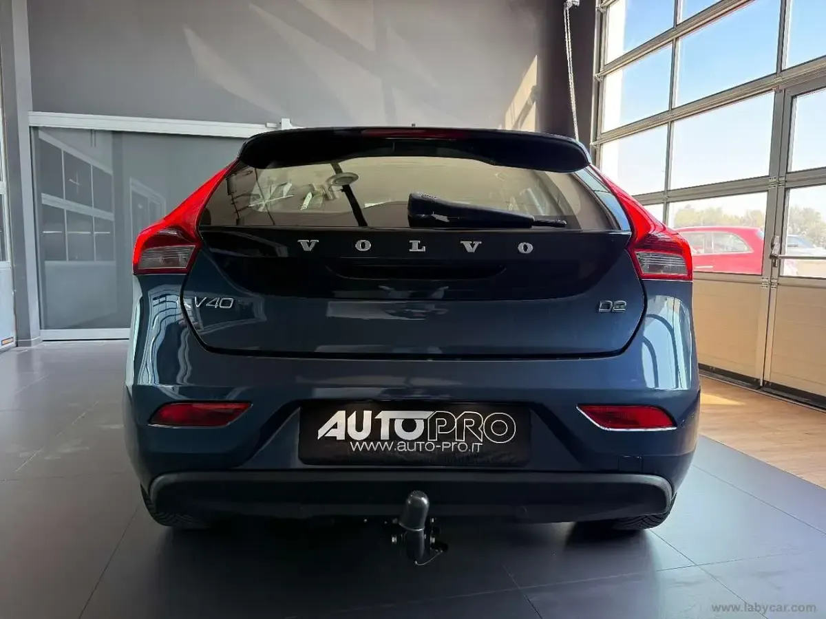 Usata Volvo V40 Momentum 120 CV (88 kW) 2017 Blu/azzurro Furgone