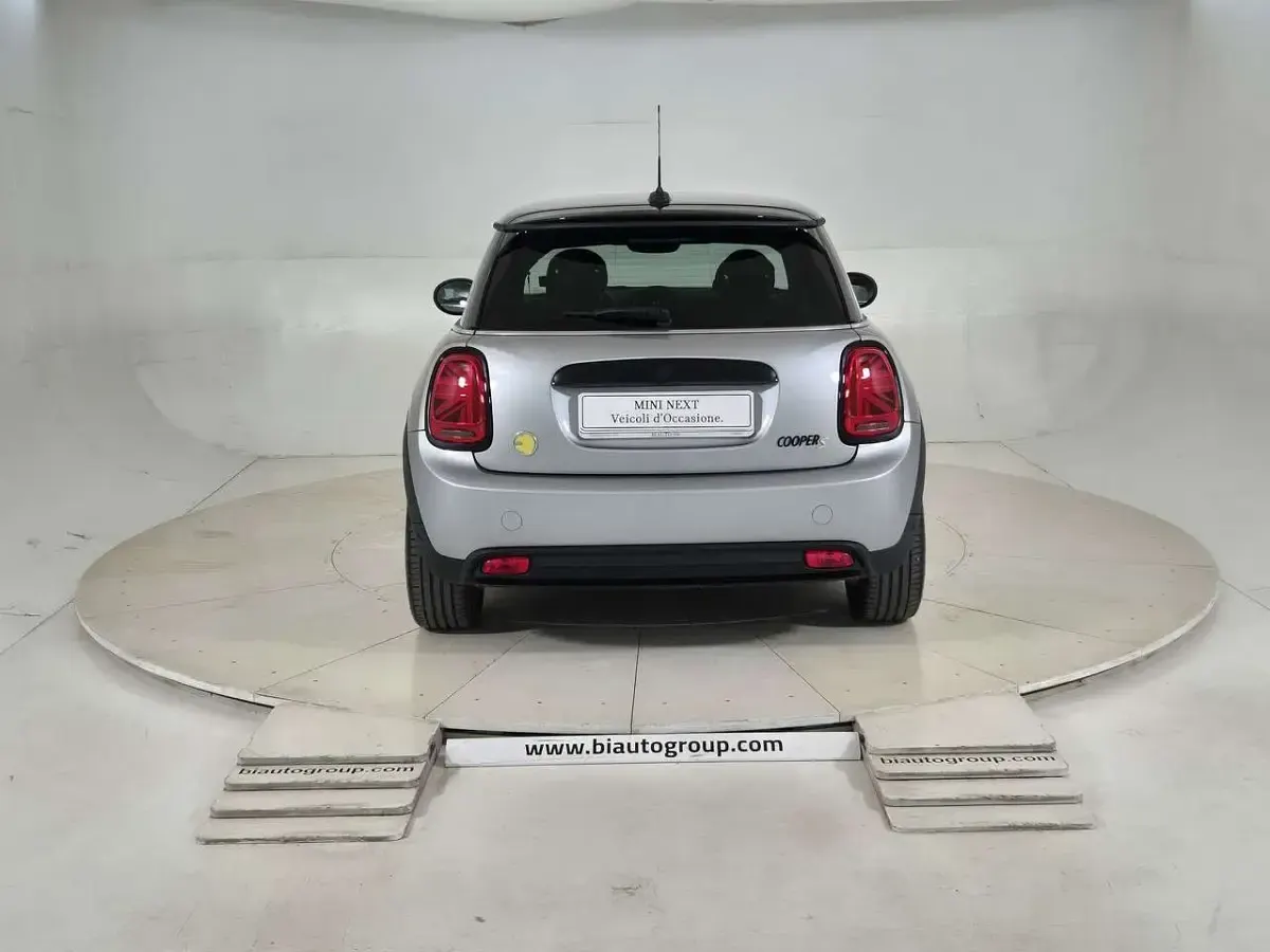 Usata Mini Cooper SE Classic 135 kW (184 CV) 2023 Grigio Utilitaria