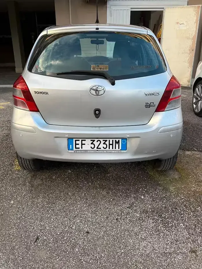Usata Toyota Yaris 69 CV (50 kW) 2010 Grigio Utilitaria