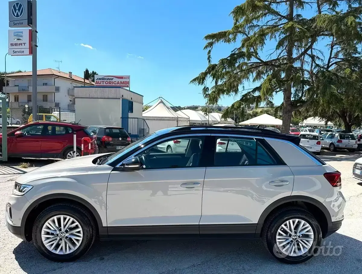 Usata VW T-Roc Life 110 CV (80 kW) 2022 Grigio SUV