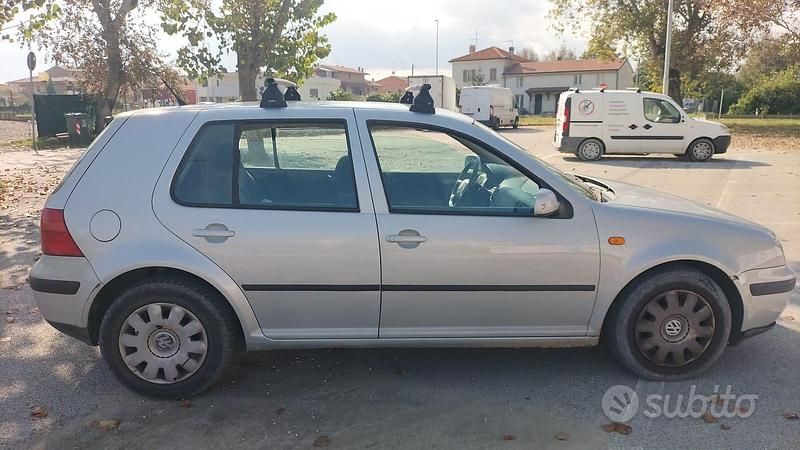 Grigio Usata 1998 VW Golf IV Tre volumi | 600 € (Buon prezzo) - Immagine 1/4