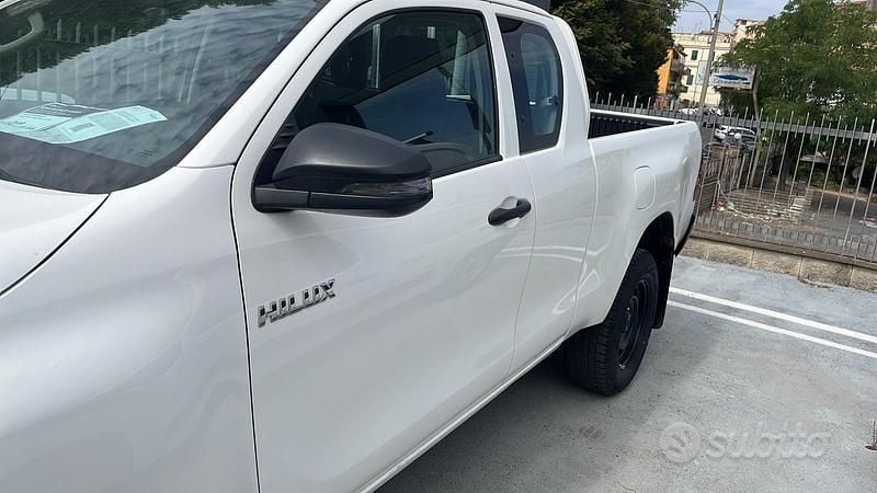 Usata Toyota HiLux 150 CV (110 kW) 2023 Bianco Pick-up